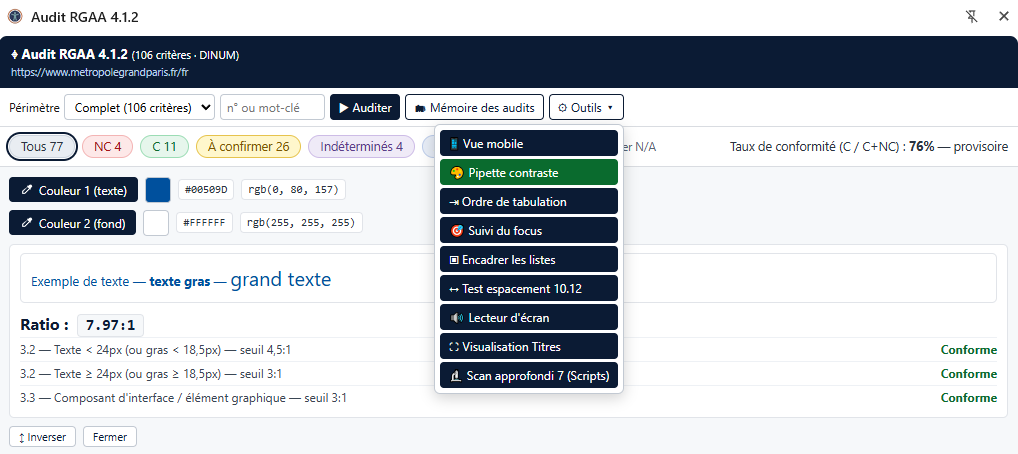 Outil pipette mesurant le rapport de contraste entre une couleur de texte et un fond, avec le verdict de conformité.